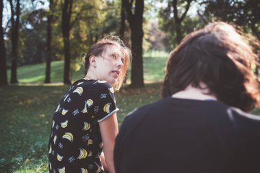 Genç atletik kadın dinleniyor. Yoğun antrenmana ara veriyor.