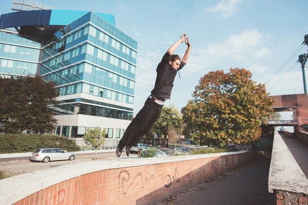 Joven Deportista Haciendo Parkour Saltando Sobre Obstáculos Entrenando Aire Libre —  Fotos de Stock