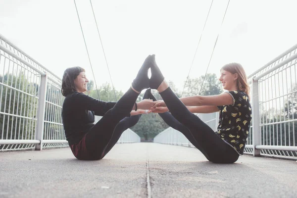 Dvě Ženy Atletický Gymnastka Cvičení Akrobatické Jóga Trénink Společně Venku — Stock fotografie