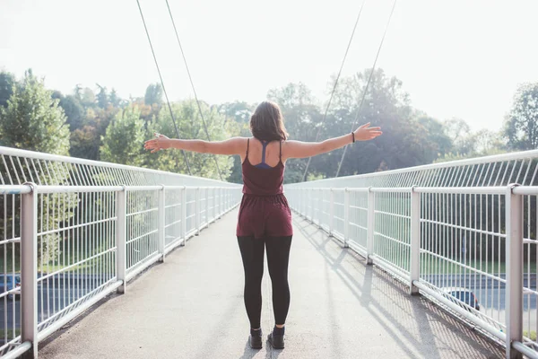 Kollarını Kaldıran Genç Bir Kadın Açık Havada Özgürce Hayranlık Duyuyor — Stok fotoğraf