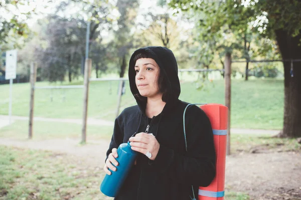 Mujer Joven Deportiva Después Entrenar Yoga Entrenamiento Descansando Agua Potable — Foto de Stock