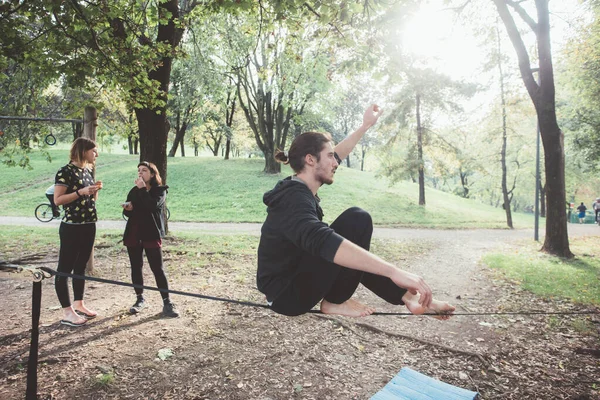 Young Athletic Sportive Man Outdoors Training Slackline Balancing Tightrope Doing — Stock Photo, Image