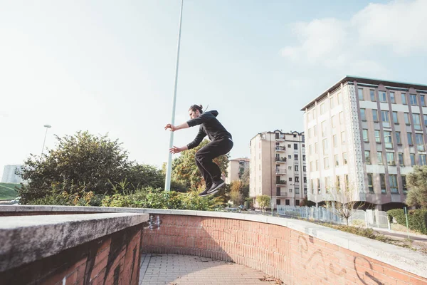 Genç Sporcu Adam Dışarıda Parkçılık Yapıyor Engellerin Ötesine Atlıyor — Stok fotoğraf
