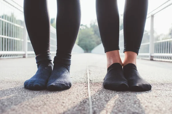 Cerca Personas Identificables Sin Zapatos Posando Aire Libre Usando Calcetines — Foto de Stock