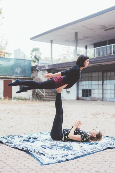 Mujer Sana Pareja Acrobática Haciendo Ejercicios Flexibles Yoga Asana Practicando —  Fotos de Stock