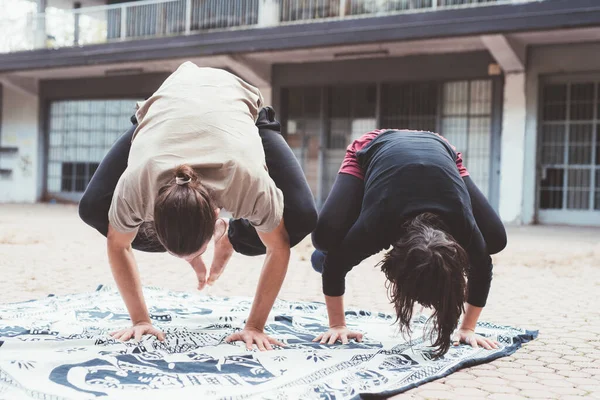 Jeunes Amis Couple Pratiquant Étirement Exercice Yoga Ensemble Parc Extérieur — Photo