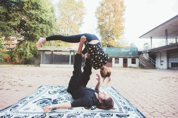 Friska Ung Man Liggande Gräs Balanserande Kvinna Gör Akrobatisk Yoga — Stockfoto