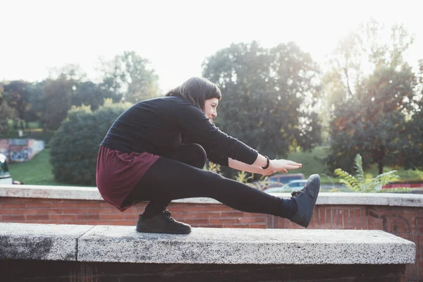 Genç Atletik Esnek Bir Kadın Park Yerinde Yoga Yapıyor — Stok fotoğraf