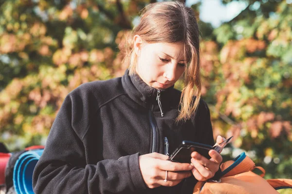 Idrottslig Kvinna Som Tar Paus Från Träning Med Smartphone — Stockfoto