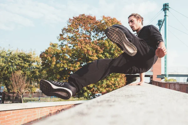 Akrobatik Genç Adam Dışarıda Parkçı Numaraları Eğitiyor Serbest Koşuyor — Stok fotoğraf