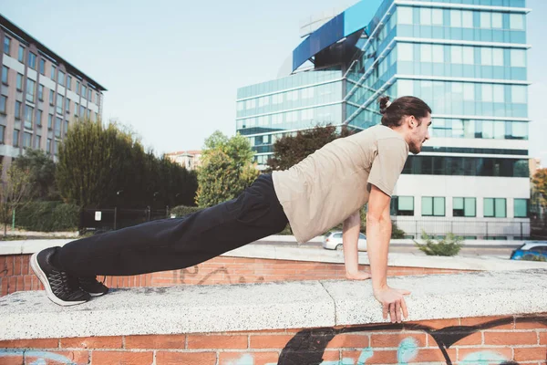 Fitness Mann Trainiert Armmuskeln Beim Liegestütz Freien — Stockfoto