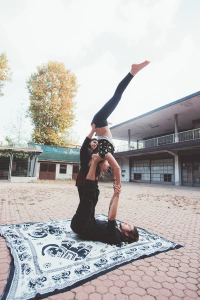 Sportliches Paar Beim Akrobatischen Yoga Workout Freien — Stockfoto