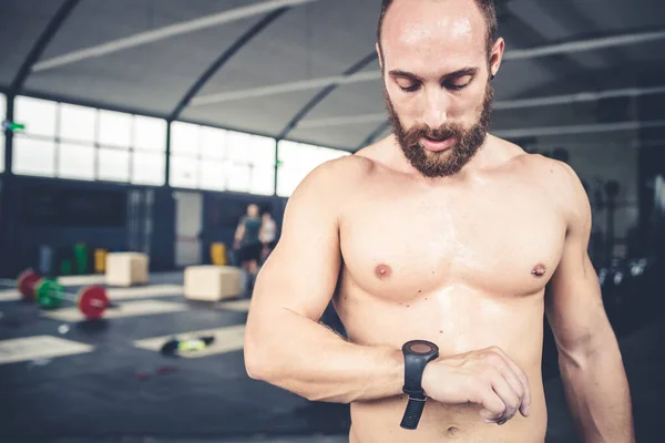 Athletic Young Man Using Smart Watch Smartphone Indoors Gym Training — Stockfoto