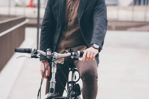 Неузнаваемый Современный Стильный Бизнесмен Собирается Работу Велосипеде Углерода — стоковое фото