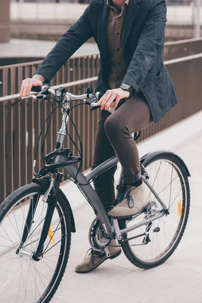 无法辨认的当代时尚商人将骑自行车通过无碳通勤方式工作 — 图库照片