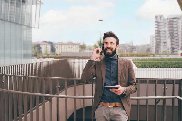 Junger Zeitgenössischer Bärtiger Moderner Geschäftsmann Freien Lächelt Glücklich Sprechendes Smartphone — Stockfoto
