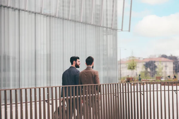 Két Fiatal Elegáns Üzletember Együtt Sétált Utcán Modern Épület Tervezésével — Stock Fotó