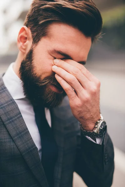 Розчарований Виснажений Молодий Бородатий Бізнесмен Масажує Носом Закриває Очі — стокове фото