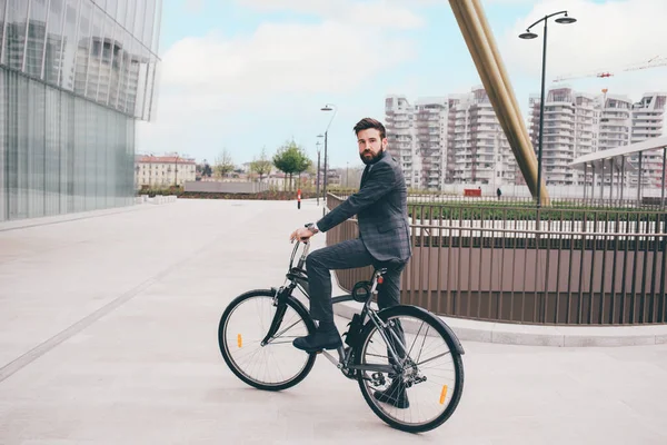 Zarif Sakallı Genç Şık Bir Adamı Bisikletle Işe Gidip Karbondan — Stok fotoğraf