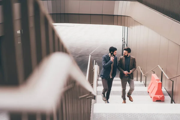 Két Kortárs Üzletember Sétál Fel Emeletre Beszélgetni — Stock Fotó