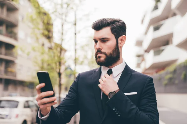 若いひげを生やしたエレガントなビジネスマン屋外でスマートフォンを使用してビデオ通話を行う — ストック写真