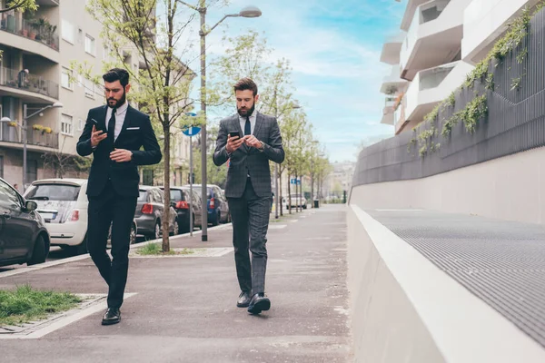 Deux Hommes Affaires Extérieur Utilisant Tablette Smartphone Discuter Planifier Travail — Photo