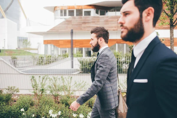 Zwei Junge Elegante Geschäftsleute Gehen Gemeinsam Durch Die Straßen — Stockfoto
