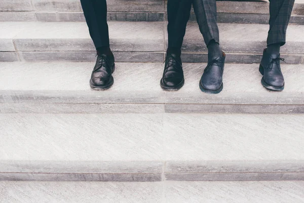 Zapatos Hombre Negocios Irreconocibles Sentados Aire Libre —  Fotos de Stock