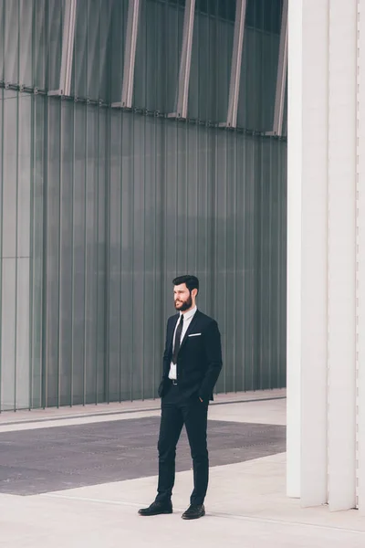 自信とプロのエレガントな髭のビジネスマンは 屋外で強く 信頼性の高いポーズ — ストック写真