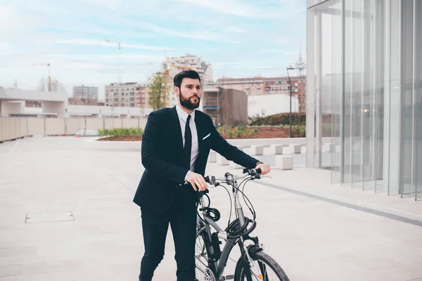 현대의 나이든 사업가가 일하러 자전거로 배출없는 경로를 — 스톡 사진