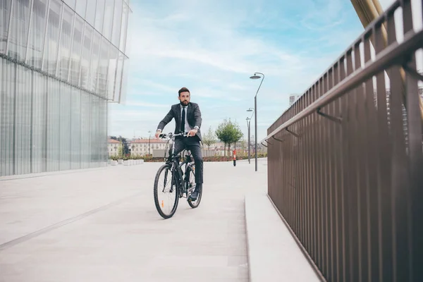 Çağdaş Sakallı Genç Stil Sahibi Adamı Bisikletle Işe Gidip Karbondan — Stok fotoğraf