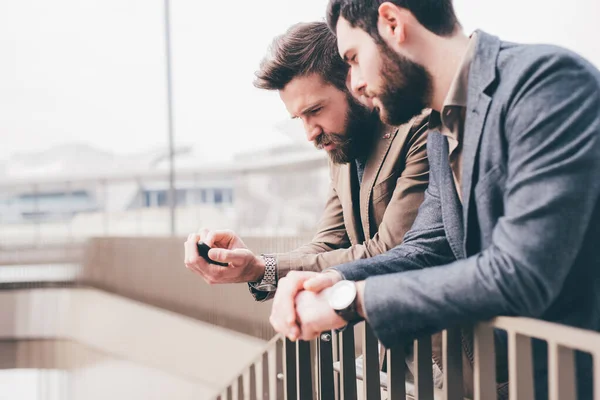 Dos Hombres Negocios Casuales Que Utilizan Teléfono Inteligente Aire Libre —  Fotos de Stock