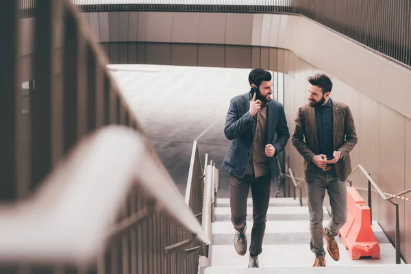Δύο Σύγχρονος Επιχειρηματίας Περπατώντας Επάνω Μιλώντας — Φωτογραφία Αρχείου