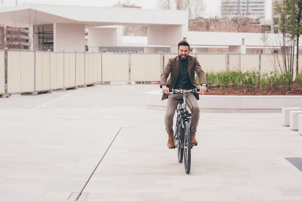 若いカジュアルな髭を生やしたビジネスマンが市内の自転車の屋外に乗っています 生態系 ビジネスコンセプト — ストック写真