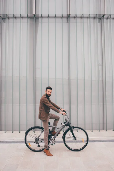 Σύγχρονη Γενειοφόρος Νεαρός Κομψό Επιχειρηματία Πρόκειται Εργαστεί Ποδήλατο Μετακινούνται Τον — Φωτογραφία Αρχείου