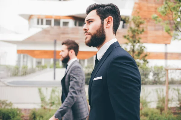 Két Fiatal Elegáns Üzletember Együtt Sétál Utcán — Stock Fotó