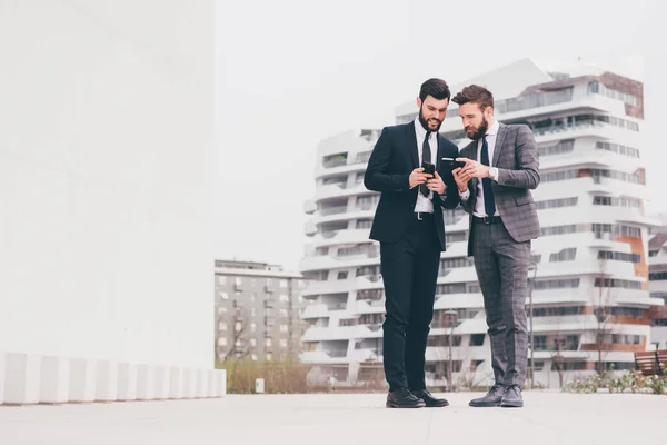 Dwóch Młodych Współczesnych Biznesmenów Odkrytych Mieście Pomocą Smartfona Biznes Technologia — Zdjęcie stockowe