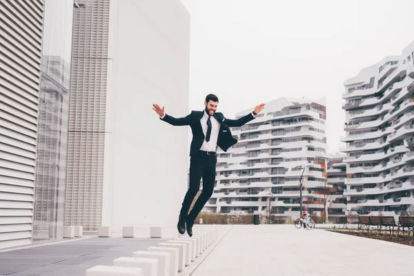 Энергичный Молодой Бородатый Профессиональный Бизнесмен Прыгает Воздухе — стоковое фото