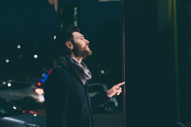 Dokunmatik ekran kullanan genç iş adamı