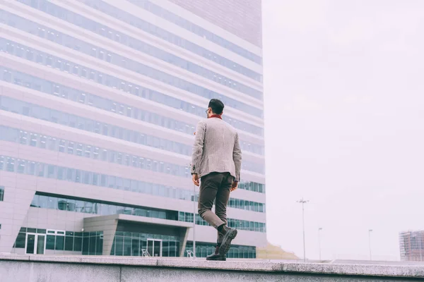 背面図を歩くビジネスマン — ストック写真