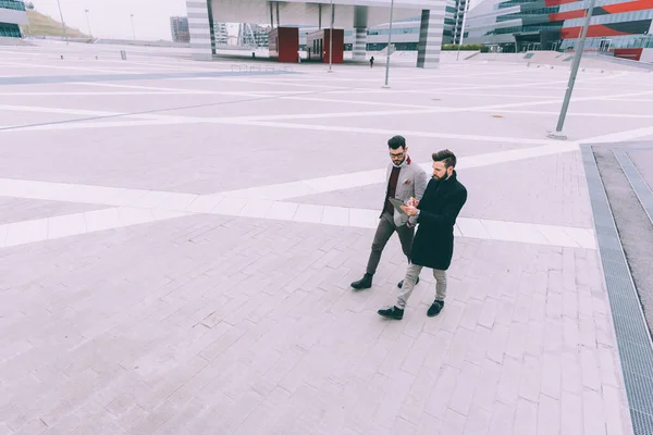 Dos Jóvenes Hombres Negocios Tableta Aire Libre Caminando — Foto de Stock