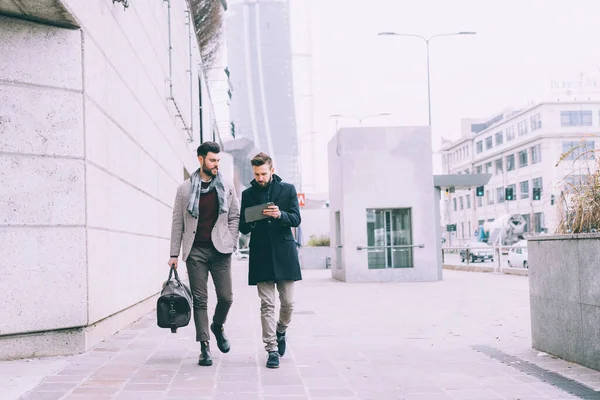 2人の若いビジネスマンのタブレット屋外歩行 — ストック写真