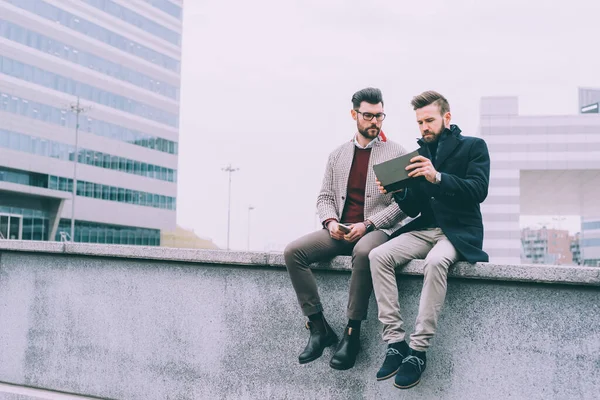 Deux Jeunes Hommes Affaires Tablette Assis Plein Air — Photo