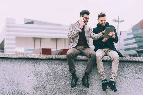 Dwóch Młodych Biznesmenów Tablet Posiedzenia Świeżym Powietrzu — Zdjęcie stockowe