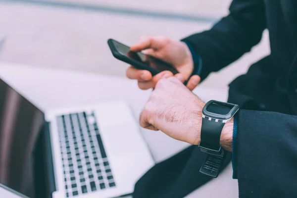 Uomo Che Utilizza Smart Phone Smart Watch — Foto Stock