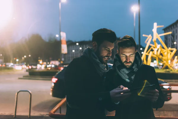 Dos Hombres Negocios Usando Noche Tableta — Foto de Stock