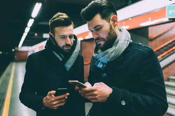 Dois Jovens Empresários Usando Telefone Inteligente Subsolo — Fotografia de Stock