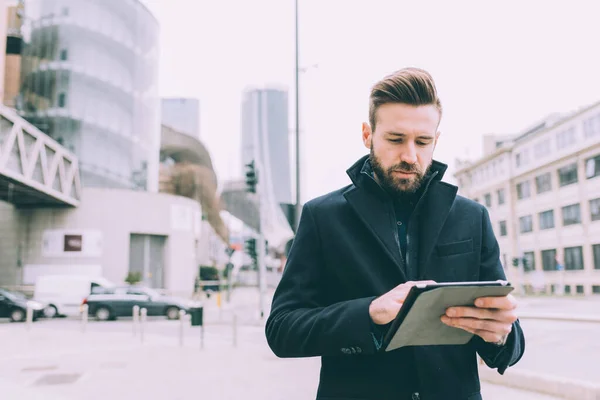 Genç Sakallı Adam Tablet Kullanarak Dışarıda Yapıyor — Stok fotoğraf