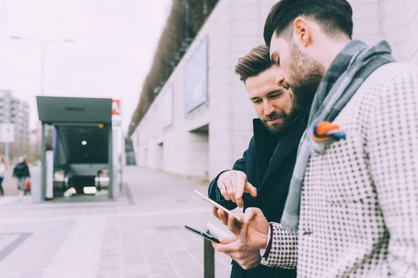 Zwei Junge Bärtige Geschäftstüchtige Männer Freien Mit Dem Smartphone — Stockfoto