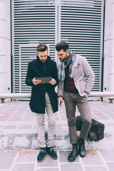 两个年轻的大胡子商人在户外用平板电脑 — 图库照片